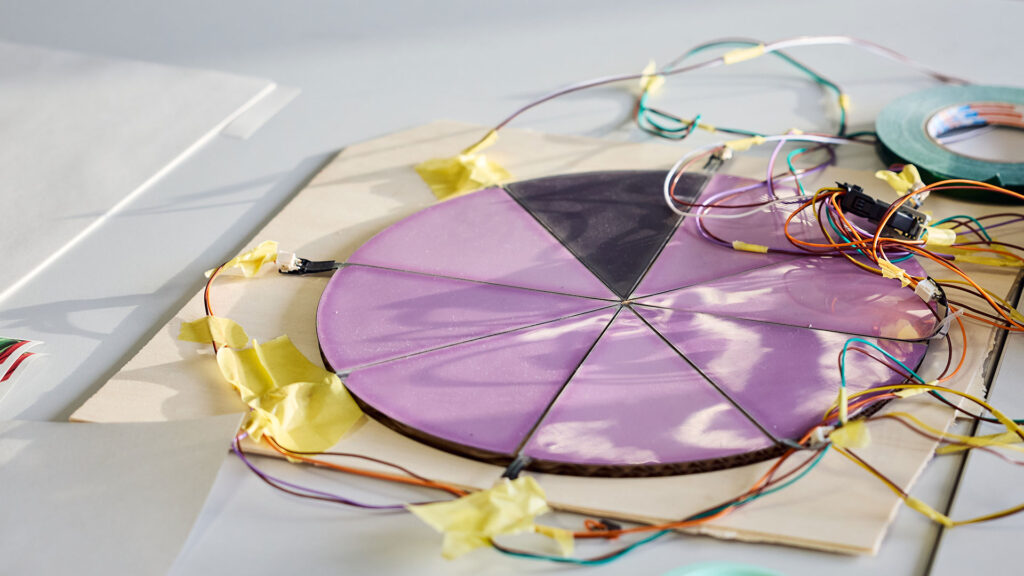 Assemblage des feuilles E Ink sur l'enjoliveur Dee // Source : BMW