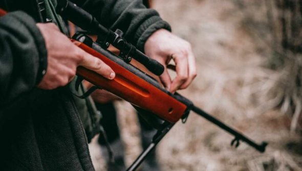 Un chasseur // Source : Sebastian Pociecha / Unsplash Un chasseur // Source : Sebastian Pociecha / Unsplash