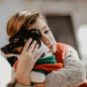 Câlin avec un chien. // Source : Canva