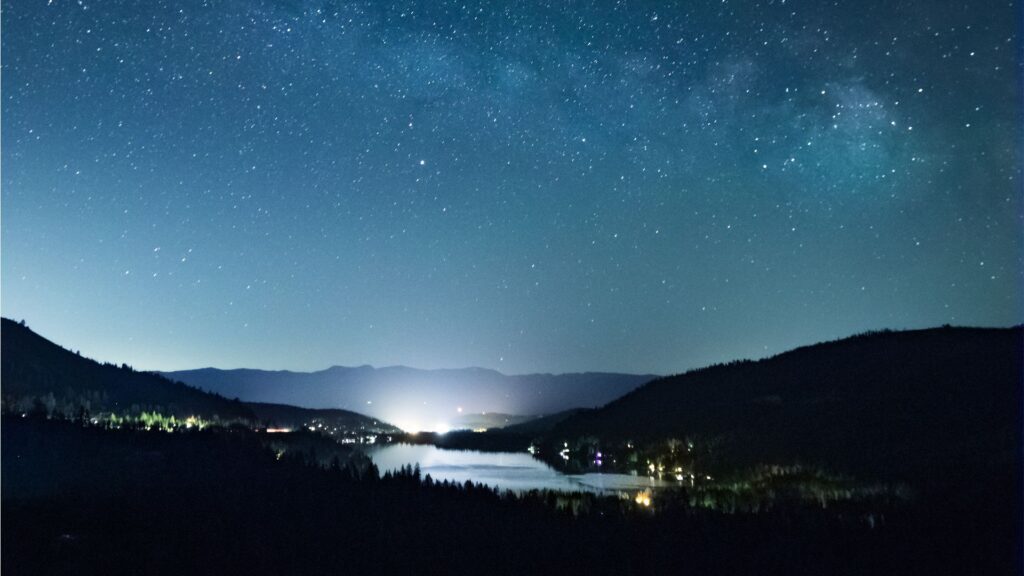 Les villes émettent une pollution lumineuse : le ciel devient plus clair. // Source : Sam Willis / Pexels Les villes émettent une pollution lumineuse : le ciel devient plus clair. // Source : Sam Willis / Pexels