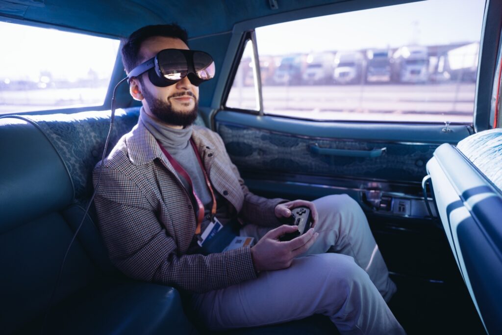Jouer en VR à l'arrière d'une voiture, c'était une des expériences phares du CES 2023. // Source : Holoride / Numerama Jouer en VR à l'arrière d'une voiture, c'était une des expériences phares du CES 2023. // Source : Holoride / Numerama