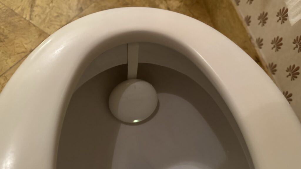 Un Withings U-Scan dans les toilettes. // Source : Numerama Un Withings U-Scan dans les toilettes. // Source : Numerama