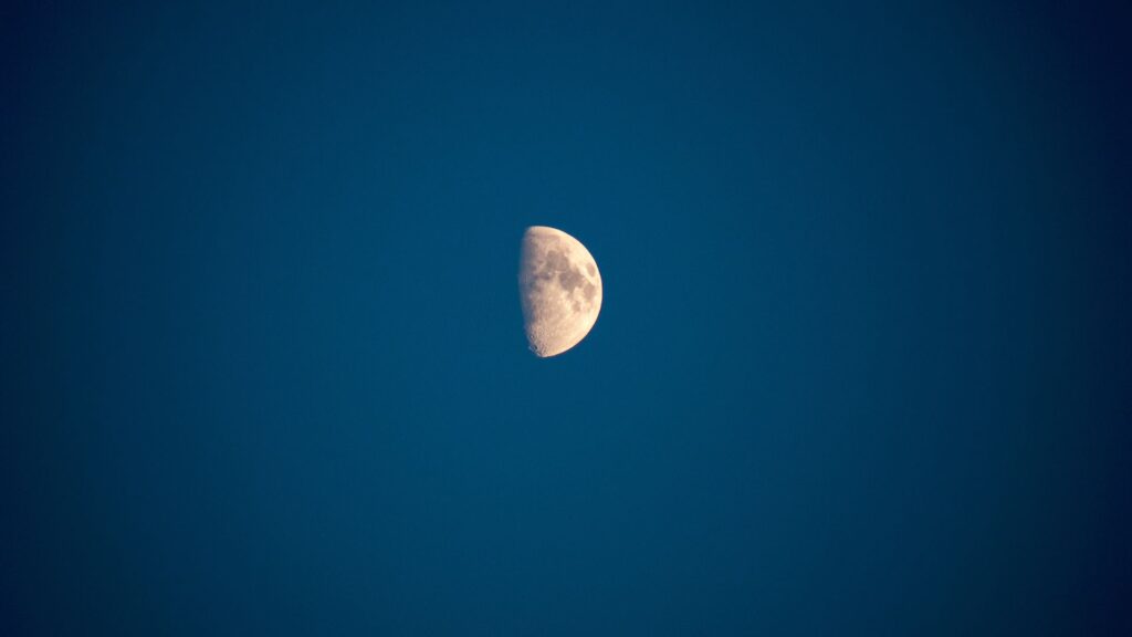 Une demi-Lune. // Source : Canva Une demi-Lune. // Source : Canva