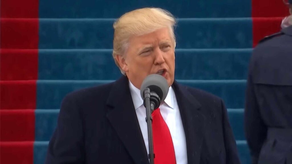 Donald Trump pendant son discour inaugural de 2017 // Source : YouTube / New York Times Donald Trump pendant son discour inaugural de 2017 // Source : YouTube / New York Times
