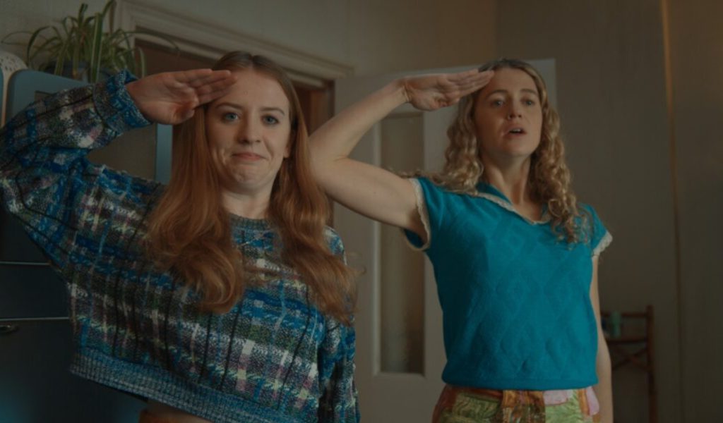 Máiréad Tyers (Jen) et Sofia Oxenham (Carrie). // Source : Disney+ Máiréad Tyers (Jen) et Sofia Oxenham (Carrie). // Source : Disney+