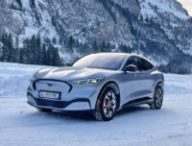 Ford Mustang Mach-e sur la neige // Source : Ford