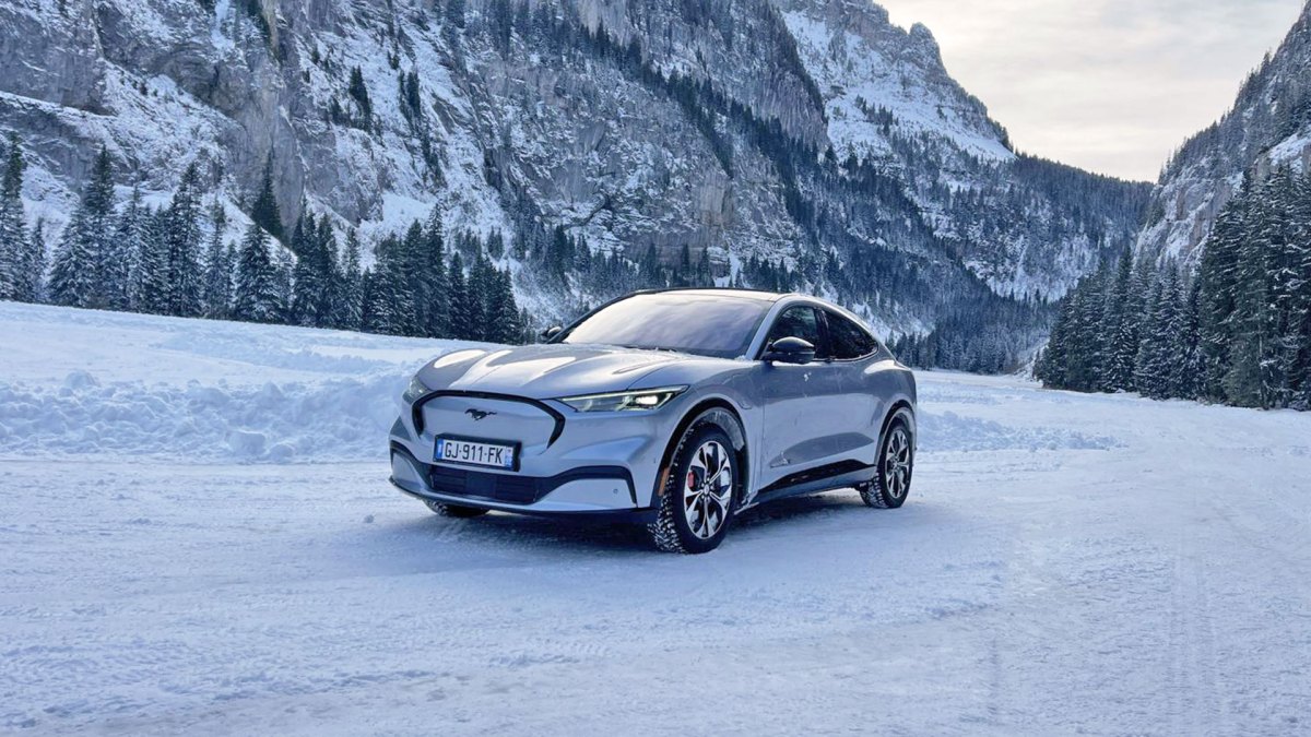 Ford Mustang Mach-e sur la neige // Source : Ford Ford Mustang Mach-e sur la neige // Source : Ford