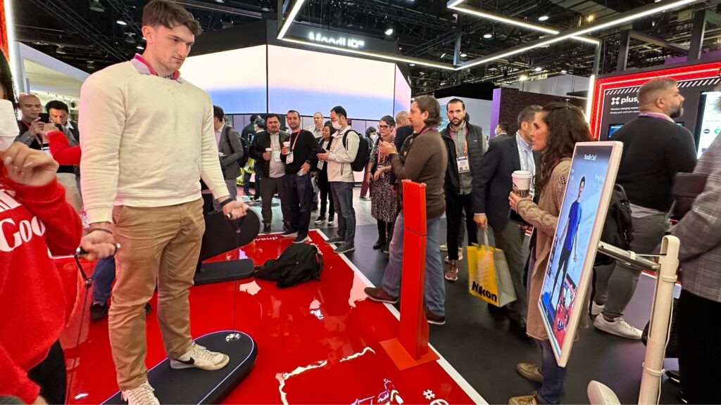 Le Hover Gym simule des poids grâce à un moteur haptique. // Source : Numerama Le Hover Gym simule des poids grâce à un moteur haptique. // Source : Numerama