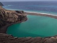 Sommet de l'île de Hunga Tonga - Hunga Ha'apai, en 2017. // Source : Damien Grouille/ Cécile Sabau/Wikimédias Sommet de l'île de Hunga Tonga - Hunga Ha'apai, en 2017. // Source : Damien Grouille/ Cécile Sabau/Wikimédias