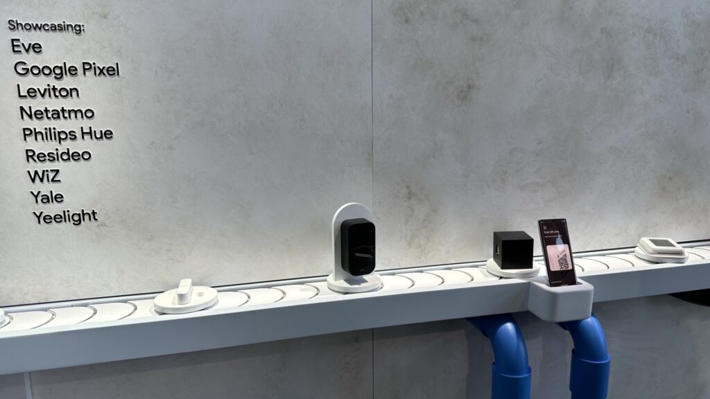 Sur son stand, Google met en avant les premières marques Matter. Dommage qu'il s'agisse des mêmes produits qu'au lancement de Matter. // Source : Numerama Sur son stand, Google met en avant les premières marques Matter. Dommage qu'il s'agisse des mêmes produits qu'au lancement de Matter. // Source : Numerama