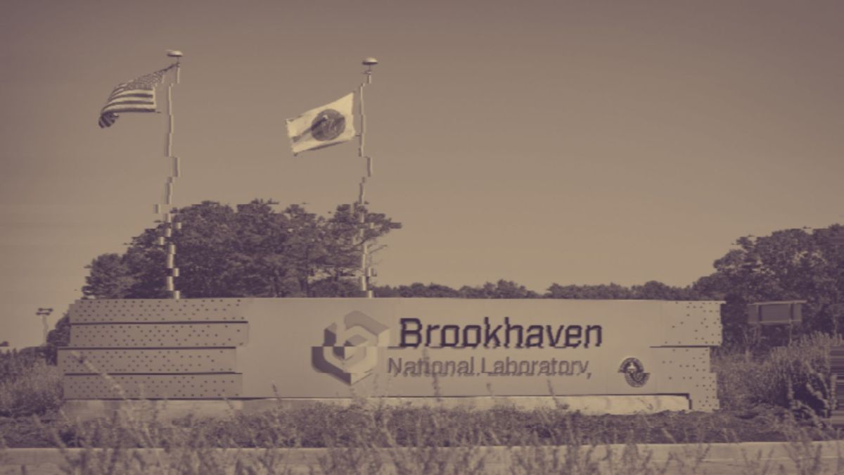 L'entrée du laboratoire. // Source : Flickr/CC/Brookhaven National Laboratory (modifications sur Canva) L'entrée du laboratoire. // Source : Flickr/CC/Brookhaven National Laboratory (modifications sur Canva)