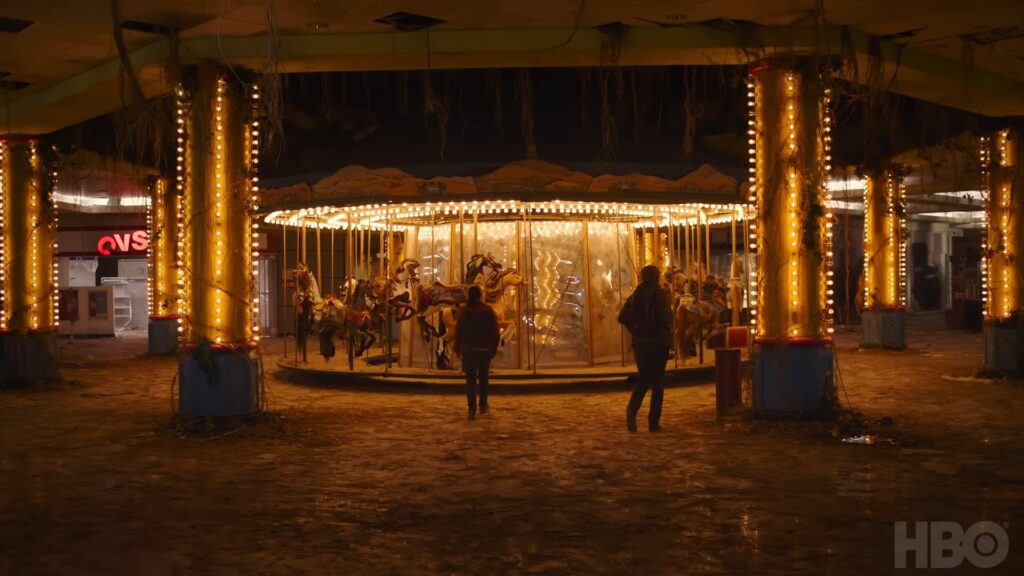 Dans le passé d'Ellie, on fait la rencontre de Riley. // Source : HBO Dans le passé d'Ellie, on fait la rencontre de Riley. // Source : HBO