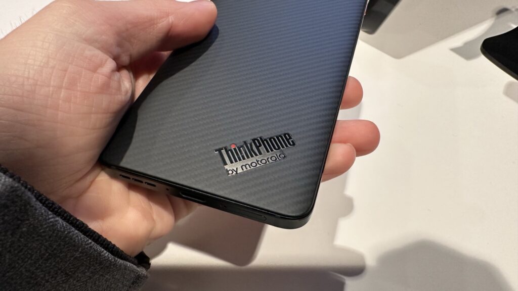 Le sigle ThinkPhone rappelle celui des PC. // Source : Numerama Le sigle ThinkPhone rappelle celui des PC. // Source : Numerama