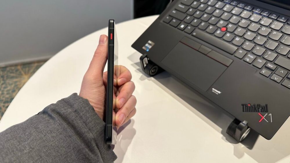 À gauche, le ThinkPhone a un bouton personnalisable. // Source : Numerama À gauche, le ThinkPhone a un bouton personnalisable. // Source : Numerama