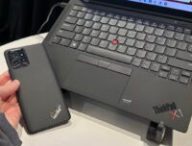 Le Motorola ThinkPhone à côté d'un Lenovo ThinkPad. // Source : Numerama Le Motorola ThinkPhone à côté d'un Lenovo ThinkPad. // Source : Numerama