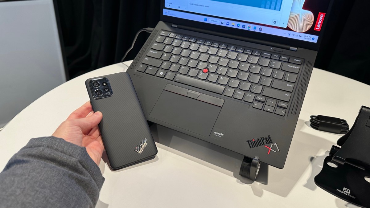 Le Motorola ThinkPhone à côté d'un Lenovo ThinkPad. // Source : Numerama Le Motorola ThinkPhone à côté d'un Lenovo ThinkPad. // Source : Numerama
