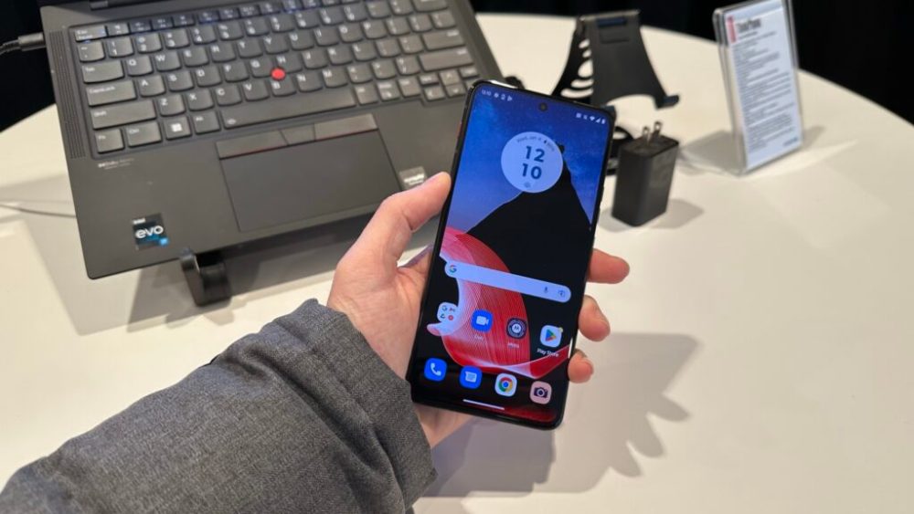 Voici le Lenovo ThinkPhone by Motorola, qui a un nom beaucoup trop long. // Source : Numerama Voici le Lenovo ThinkPhone by Motorola, qui a un nom beaucoup trop long. // Source : Numerama