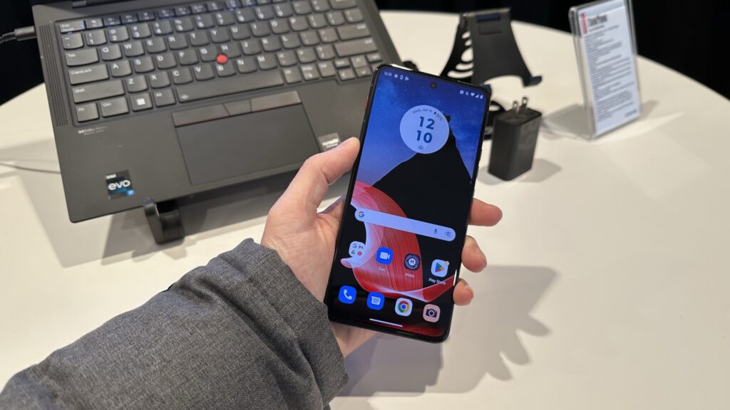 Voici le Lenovo ThinkPhone by Motorola, qui a un nom beaucoup trop long. // Source : Numerama Voici le Lenovo ThinkPhone by Motorola, qui a un nom beaucoup trop long. // Source : Numerama