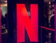 À l'entrée de la boutique, il y a un immense logo Netflix. On a l'impression de rentrer dans un film. // Source : Numerama À l'entrée de la boutique, il y a un immense logo Netflix. On a l'impression de rentrer dans un film. // Source : Numerama