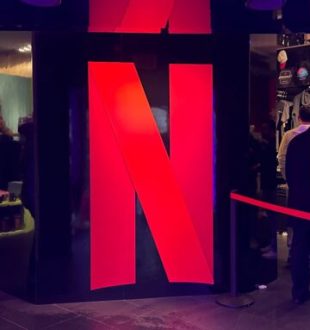 À l'entrée de la boutique, il y a un immense logo Netflix. On a l'impression de rentrer dans un film. // Source : Numerama À l'entrée de la boutique, il y a un immense logo Netflix. On a l'impression de rentrer dans un film. // Source : Numerama