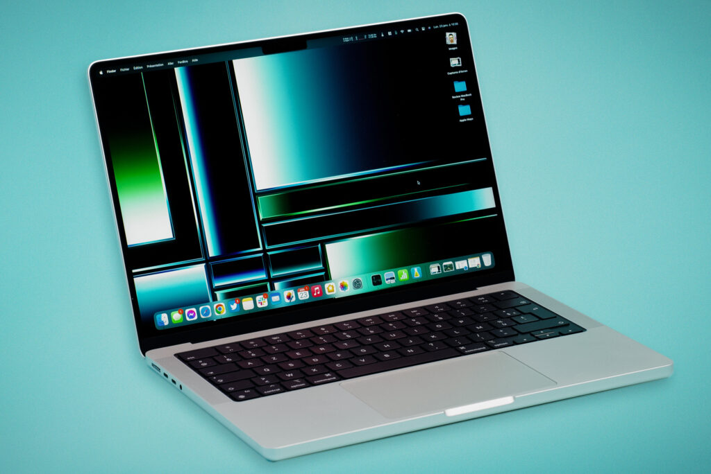 Le MacBook Pro de 2023 reprend le design de son prédécesseur, avec un clavier complètement noir. // Source : Thomas Ancelle / Numerama Le MacBook Pro de 2023 reprend le design de son prédécesseur, avec un clavier complètement noir. // Source : Thomas Ancelle / Numerama