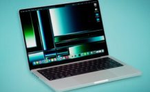 Le MacBook Pro de 2023 reprend le design de son prédécesseur, avec un clavier complètement noir. // Source : Thomas Ancelle / Numerama Le MacBook Pro de 2023 reprend le design de son prédécesseur, avec un clavier complètement noir. // Source : Thomas Ancelle / Numerama