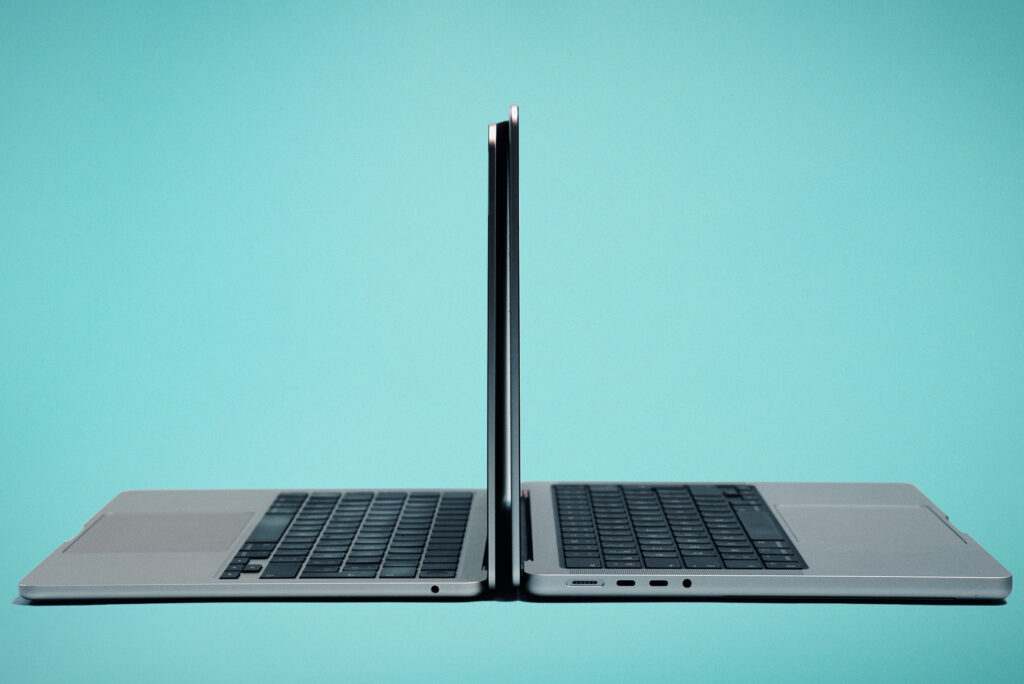 Ça ne se voit pas forcément très bien sur cette image, mais le MacBook Pro est bien plus épais que le MacBook Air. Quand on le transporte, la différence de poids se sent. // Source : Thomas Ancelle / Numerama Ça ne se voit pas forcément très bien sur cette image, mais le MacBook Pro est bien plus épais que le MacBook Air. Quand on le transporte, la différence de poids se sent. // Source : Thomas Ancelle / Numerama