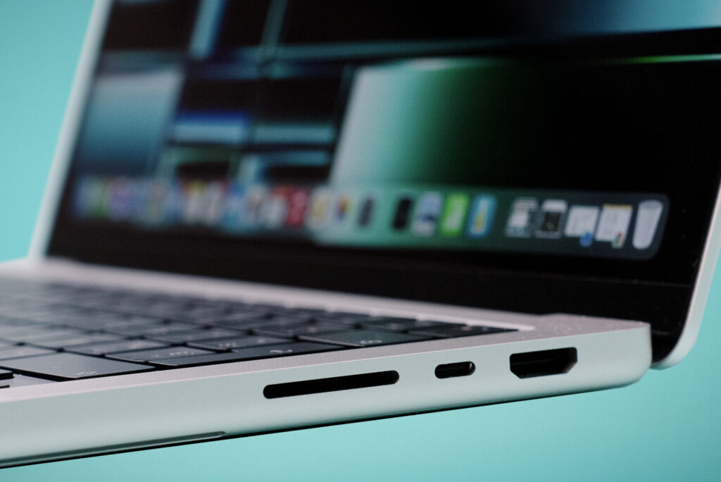 Le MacBook Pro de 2023 est le premier avec un port HDMI 2.1. // Source : Thomas Ancelle / Numerama Le MacBook Pro de 2023 est le premier avec un port HDMI 2.1. // Source : Thomas Ancelle / Numerama