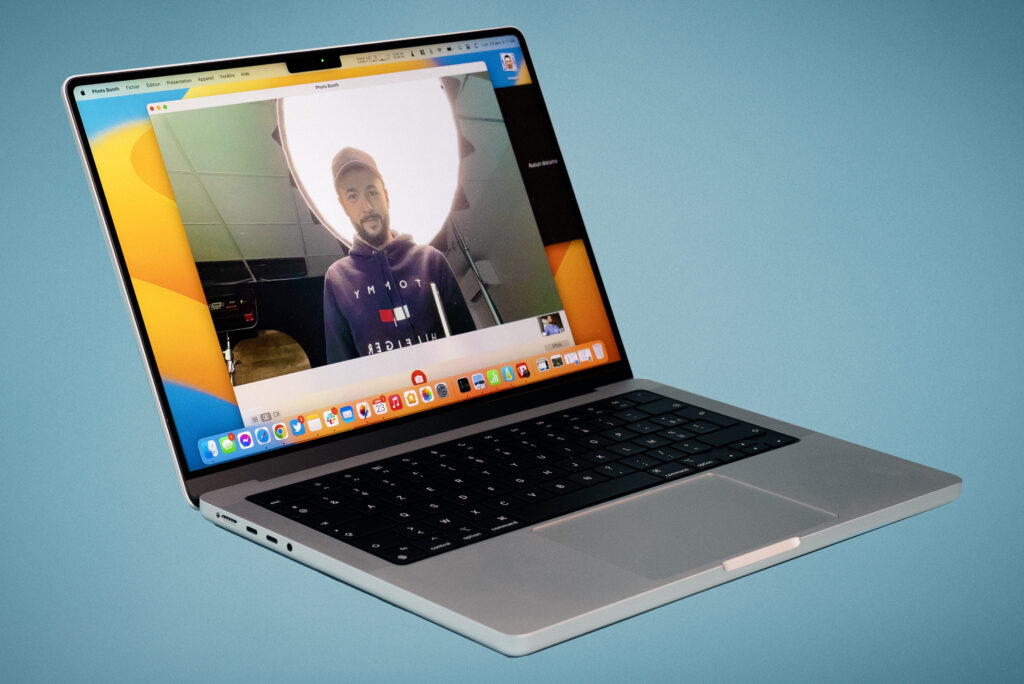 L'encoche du MacBook Pro est particulièrement visible. Ce qui est dommage est que la caméra frontale en profite peu. // Source : Thomas Ancelle / Numerama L'encoche du MacBook Pro est particulièrement visible. Ce qui est dommage est que la caméra frontale en profite peu. // Source : Thomas Ancelle / Numerama