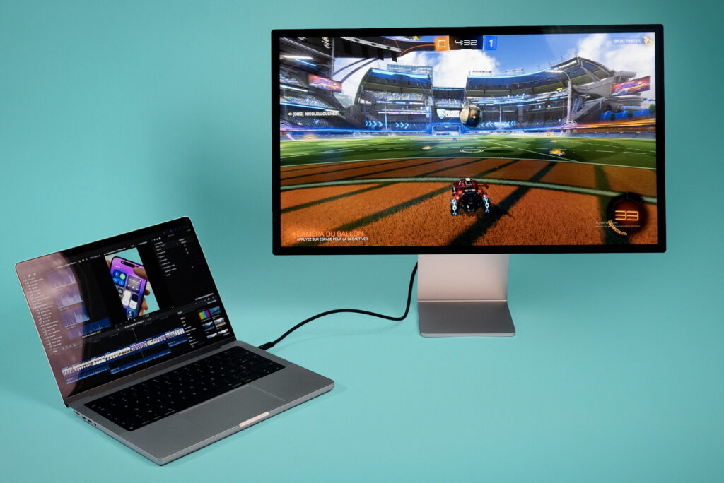 Rocket League sur un écran 5K, pendant que l'on utilise l'écran du MacBook pour un montage Final Cut, c'est possible. // Source : Thomas Ancelle / Numerama Rocket League sur un écran 5K, pendant que l'on utilise l'écran du MacBook pour un montage Final Cut, c'est possible. // Source : Thomas Ancelle / Numerama