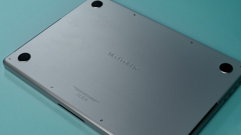 Apple a le sens du détail. La gravure MacBook Pro sous le capot de l'ordinateur est magnifique. // Source : Thomas Ancelle / Numerama Apple a le sens du détail. La gravure MacBook Pro sous le capot de l'ordinateur est magnifique. // Source : Thomas Ancelle / Numerama