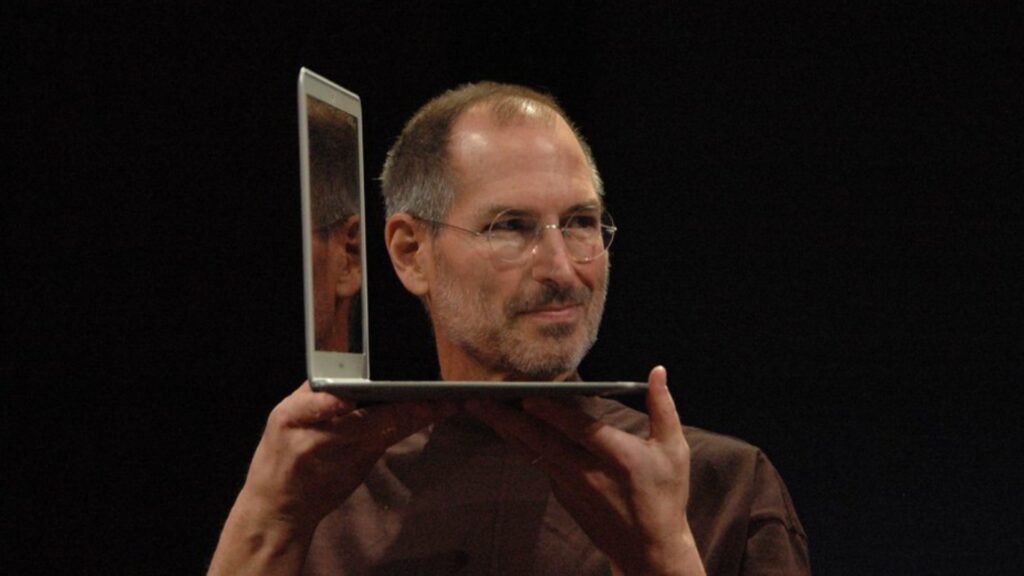 Steve Jobs le 15 janvier 2008, avec le premier MacBook Air. // Source : CC / Flickr Steve Jobs le 15 janvier 2008, avec le premier MacBook Air. // Source : CC / Flickr