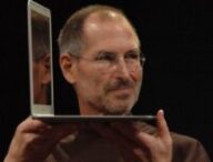Steve Jobs le 15 janvier 2008, avec le premier MacBook Air. // Source : CC / Flickr Steve Jobs le 15 janvier 2008, avec le premier MacBook Air. // Source : CC / Flickr