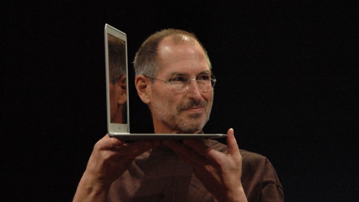 Steve Jobs le 15 janvier 2008, avec le premier MacBook Air. // Source : CC / Flickr Steve Jobs le 15 janvier 2008, avec le premier MacBook Air. // Source : CC / Flickr