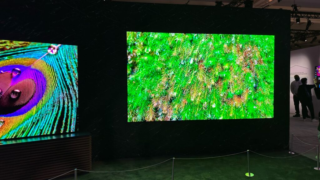 Le microLED est vraiment impressionnant en vrai. L'image est ultra profonde, lumineuse et aussi contrastée que l'OLED. // Source : Numerama Le microLED est vraiment impressionnant en vrai. L'image est ultra profonde, lumineuse et aussi contrastée que l'OLED. // Source : Numerama