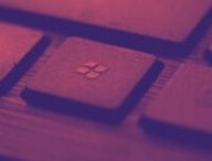 Logo de Microsoft sur un clavier. // Source : Tadas Sar Logo de Microsoft sur un clavier. // Source : Tadas Sar