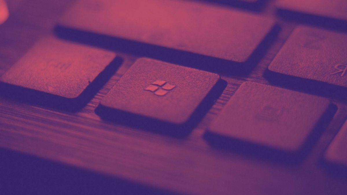 Logo de Microsoft sur un clavier. // Source : Tadas Sar Logo de Microsoft sur un clavier. // Source : Tadas Sar