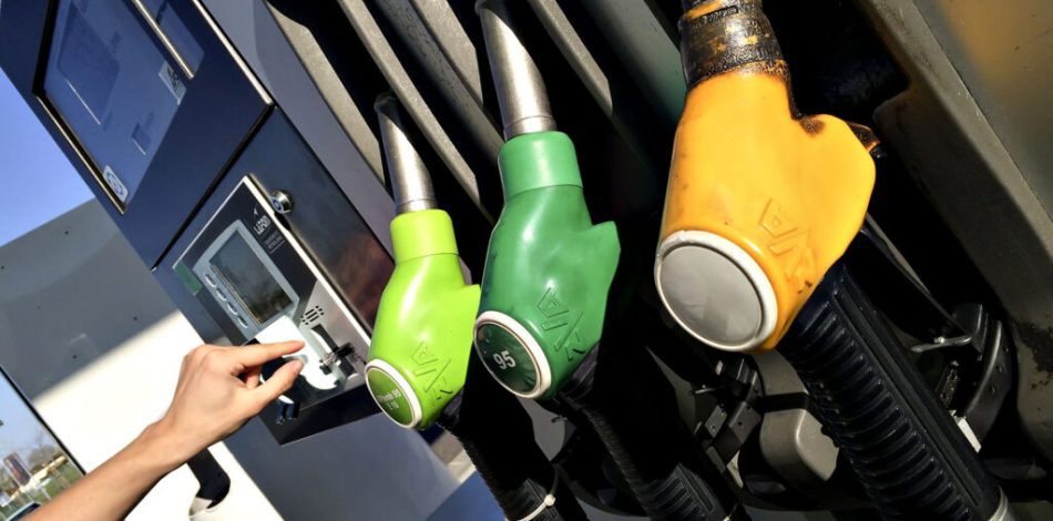Continuer à aller faire le plein d'essence à la pompe // Source : Louis Concorde Continuer à aller faire le plein d'essence à la pompe // Source : Louis Concorde