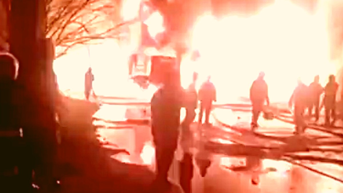 Un incendie dans une raffinerie au nord de l'Iran. // Source : Twitter / Babak Taghvaee Un incendie dans une raffinerie au nord de l'Iran. // Source : Twitter / Babak Taghvaee
