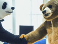 La Russie et la Chine ont conclu un partenariat de coopération médiatique. // Source : DAll-E / Numerama La Russie et la Chine ont conclu un partenariat de coopération médiatique. // Source : DAll-E / Numerama