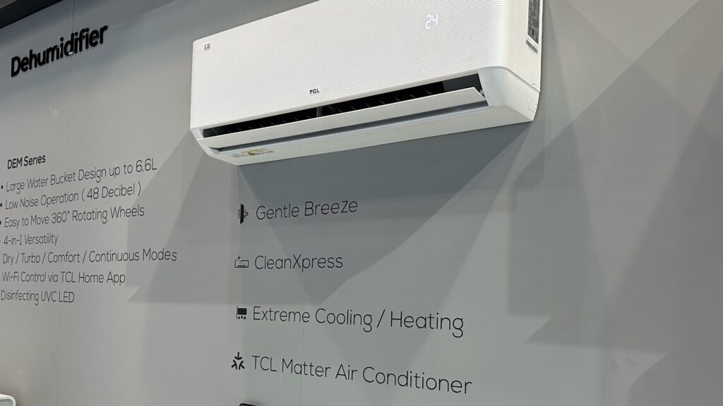 TCL a un climatiseur nativement Matter sur son stand, mais il n'y a aucune indication pour les autres. // Source : Numerama TCL a un climatiseur nativement Matter sur son stand, mais il n'y a aucune indication pour les autres. // Source : Numerama
