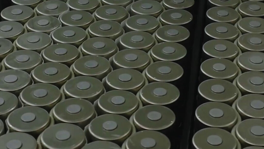 Assemblage des batteries Tesla 4680 // Source : Tesla Assemblage des batteries Tesla 4680 // Source : Tesla