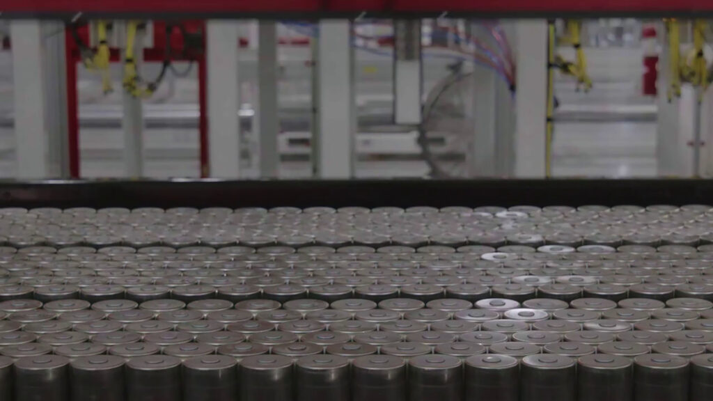 Cellule 4680 en assemblage dans un pack batterie Tesla // Source : Tesla