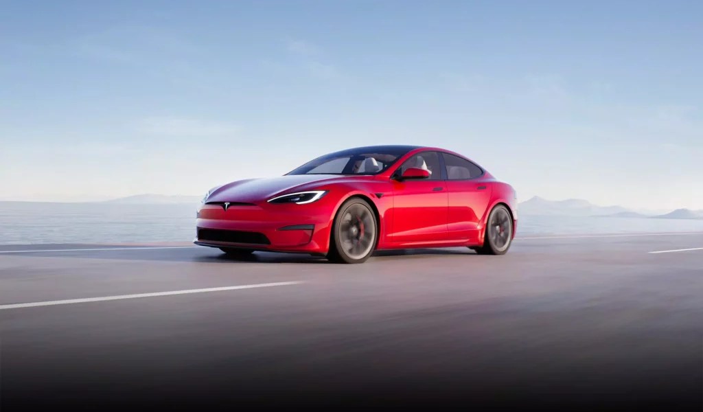 Tesla Model S Plaid 2022 rouge sur la route // Source : Tesla Tesla Model S Plaid 2022 rouge sur la route // Source : Tesla