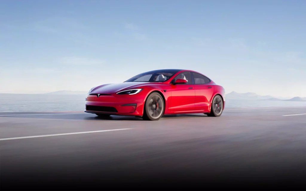 Tesla Model S Plaid 2022 rouge sur la route // Source : Tesla Tesla Model S Plaid 2022 rouge sur la route // Source : Tesla