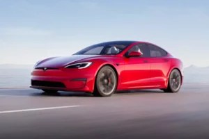 Tesla Model S Plaid 2022 rouge sur la route // Source : Tesla Tesla Model S Plaid 2022 rouge sur la route // Source : Tesla