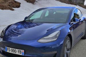 Tesla Model 3 en hiver // Source : Raphaelle Baut Tesla Model 3 en hiver // Source : Raphaelle Baut