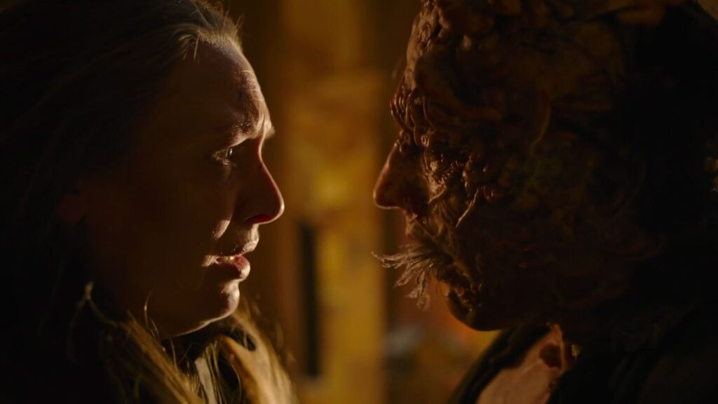 Lorsque l'infecté s'approche de Tess... burk. // Source : HBO Lorsque l'infecté s'approche de Tess... burk. // Source : HBO
