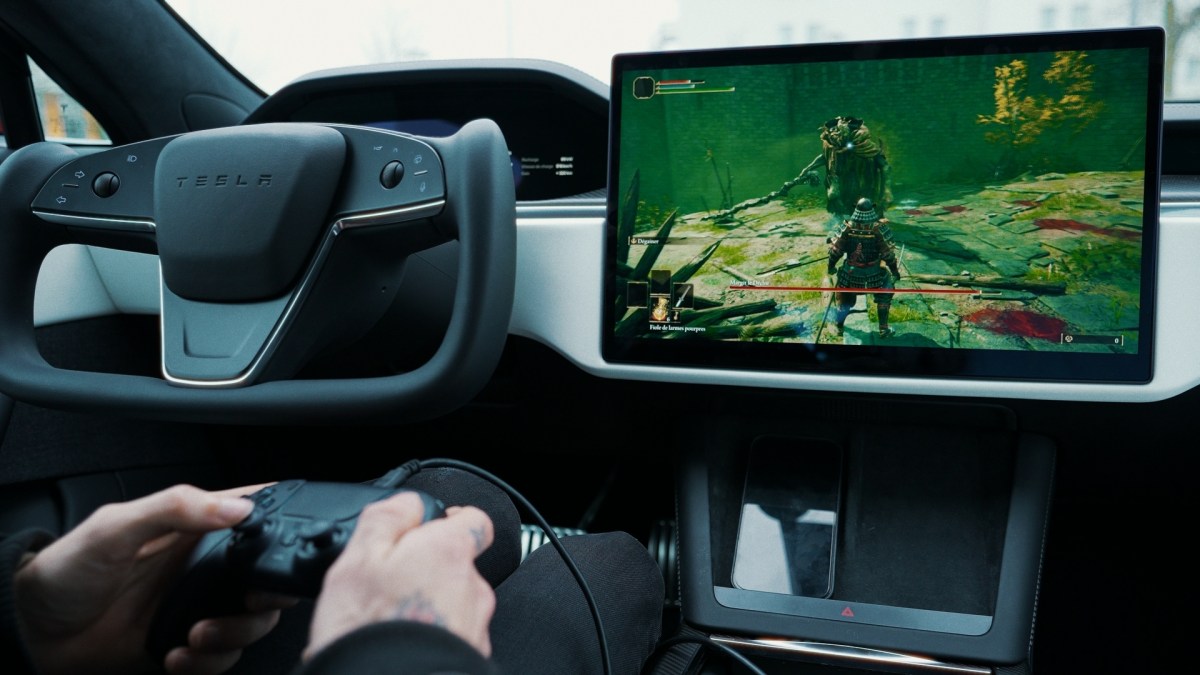 On joue à Elden Ring dans une Tesla Model S Plaid // Source : Thomas Ancelle pour Numerama On joue à Elden Ring dans une Tesla Model S Plaid // Source : Thomas Ancelle pour Numerama
