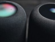 Le HomePod 2023 à gauche, le HomePod 2018 à droite. // Source : Thomas Ancelle / Numerama